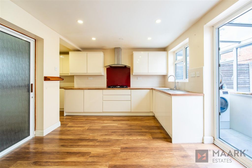 Property photo 2 of 28 15 Hunter Road-14.Jpg