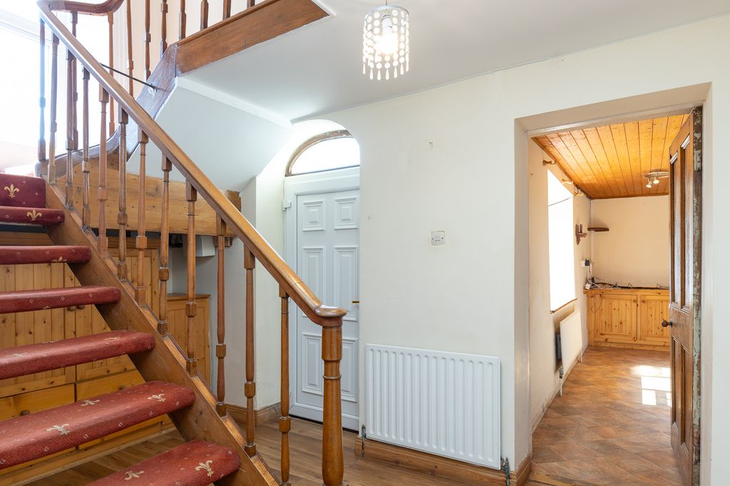 Property photo 2 of 28