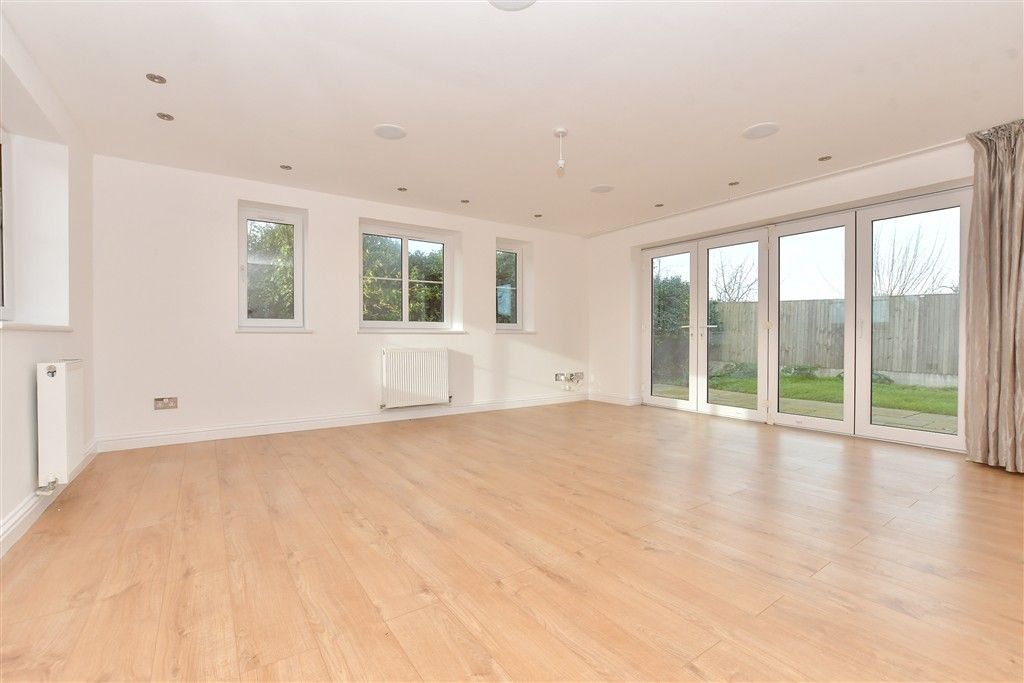 Property photo 3 of 17 Lounge