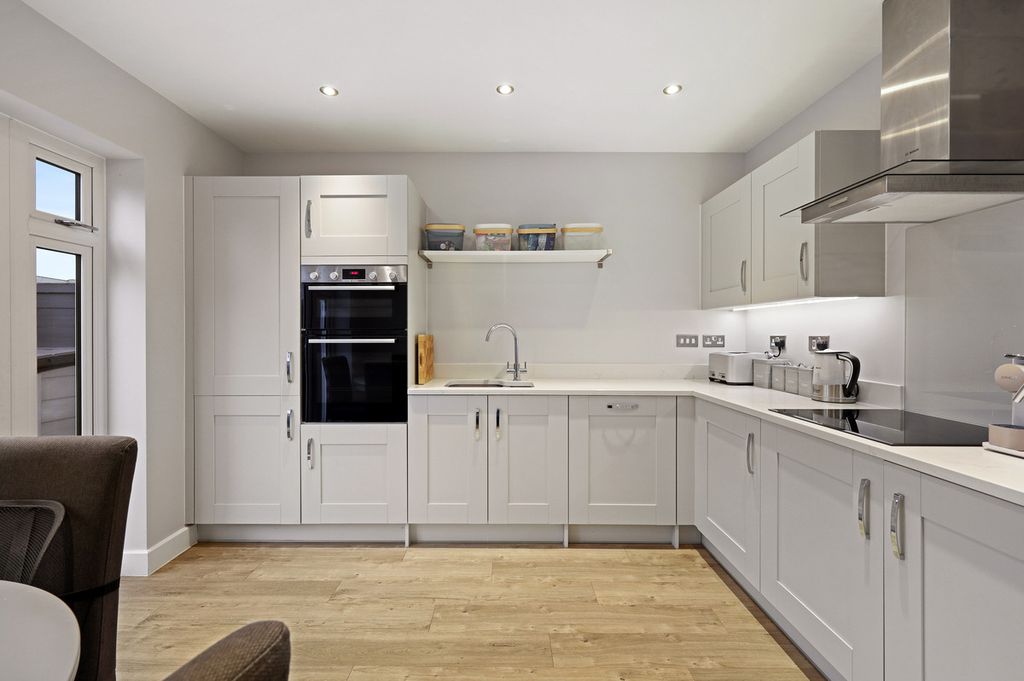 Property photo 3 of 27