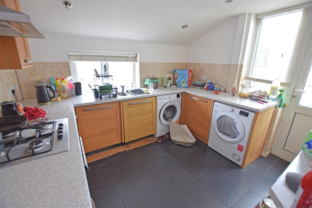 Property photo 3 of 11 Kitchen.Jpg