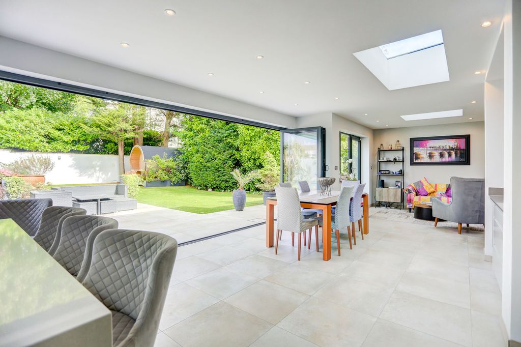 Property photo 2 of 27