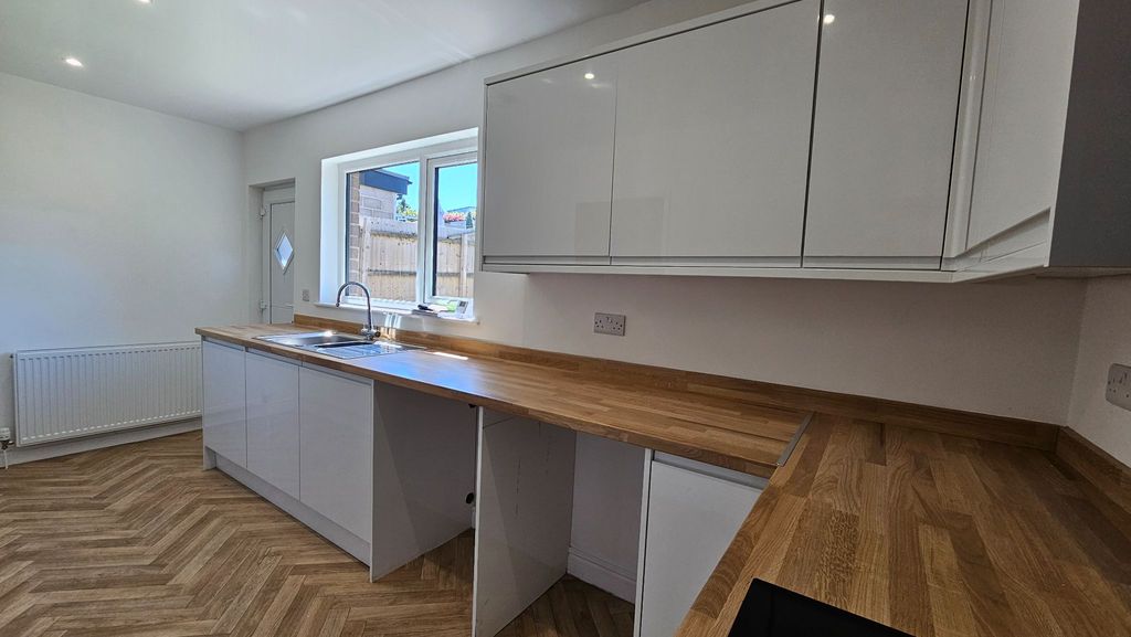Property photo 3 of 14 Kitchen