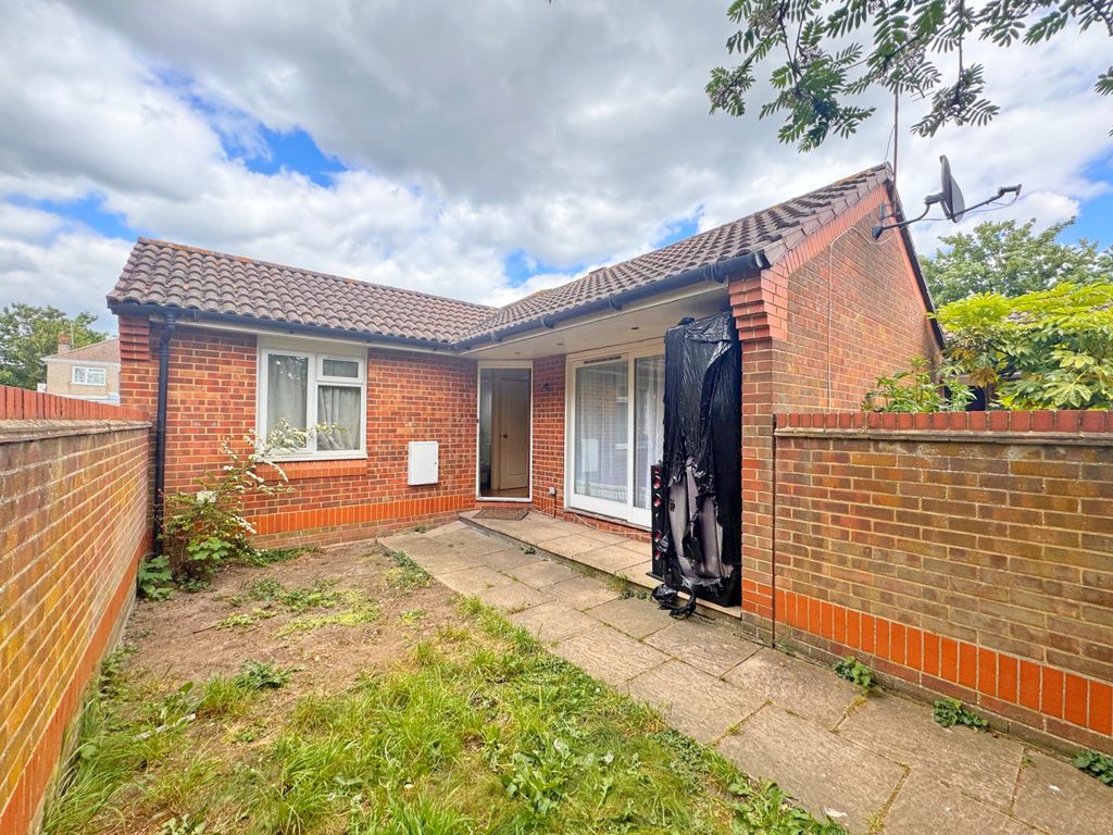 Property photo 1 of 6 1 Bed Part Furnished Bungalow