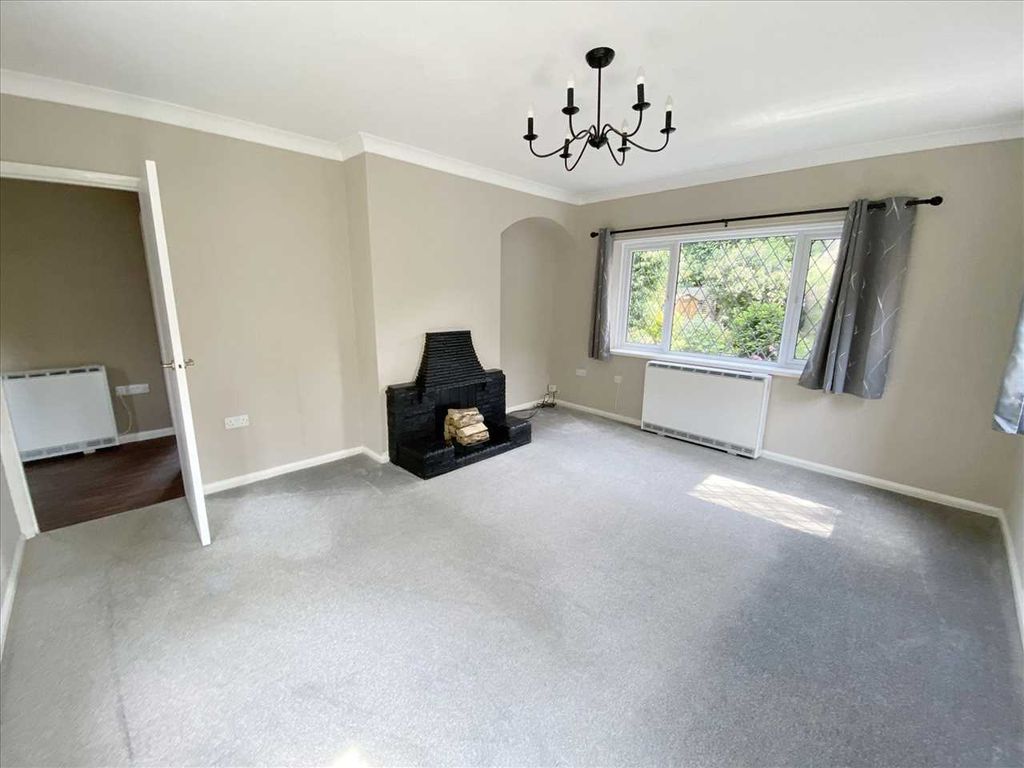 Property photo 3 of 13 Lounge: