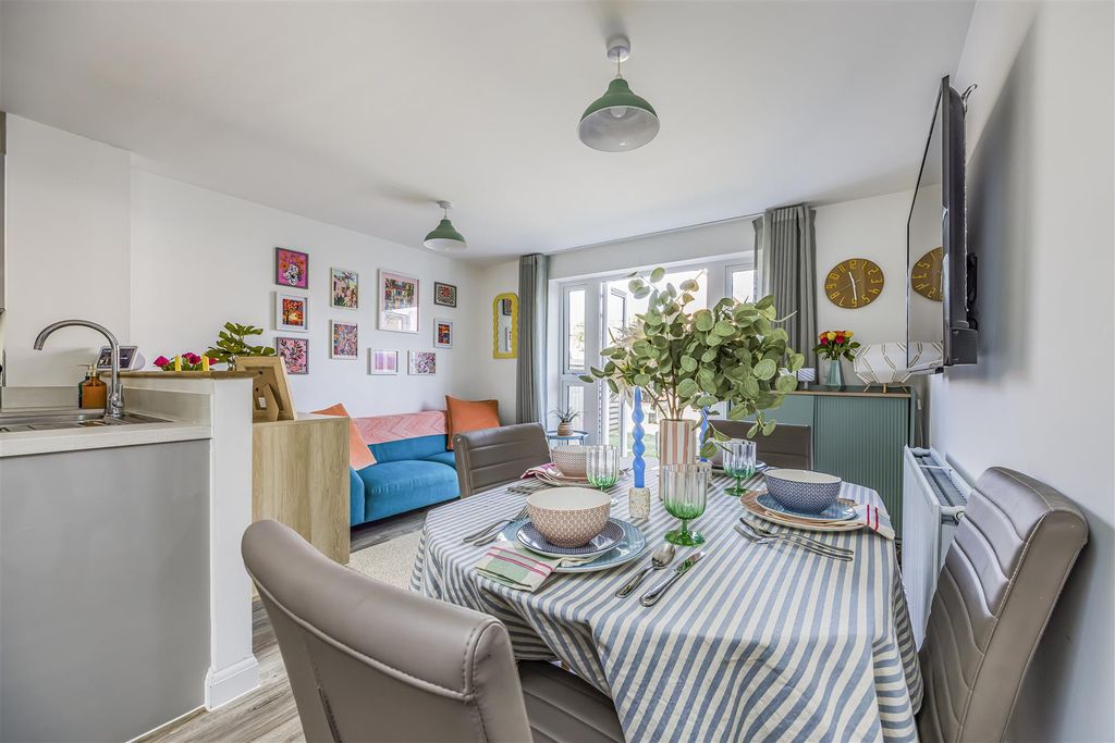 Property photo 3 of 27 40 Forty Acres Way, Farlington-Porticomarketing-So