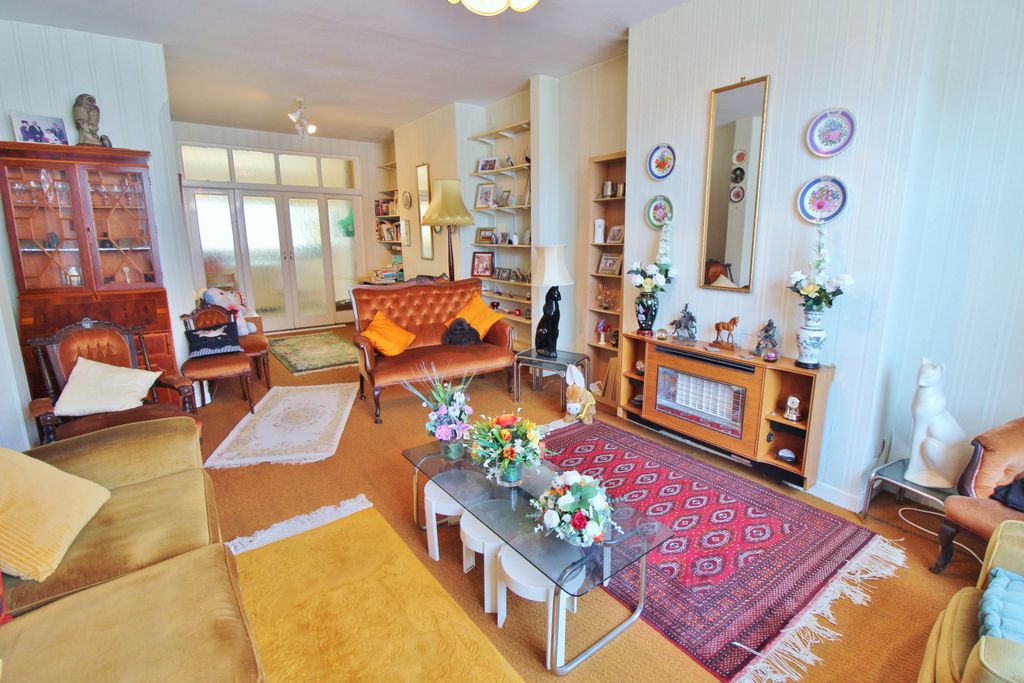 Property photo 2 of 20