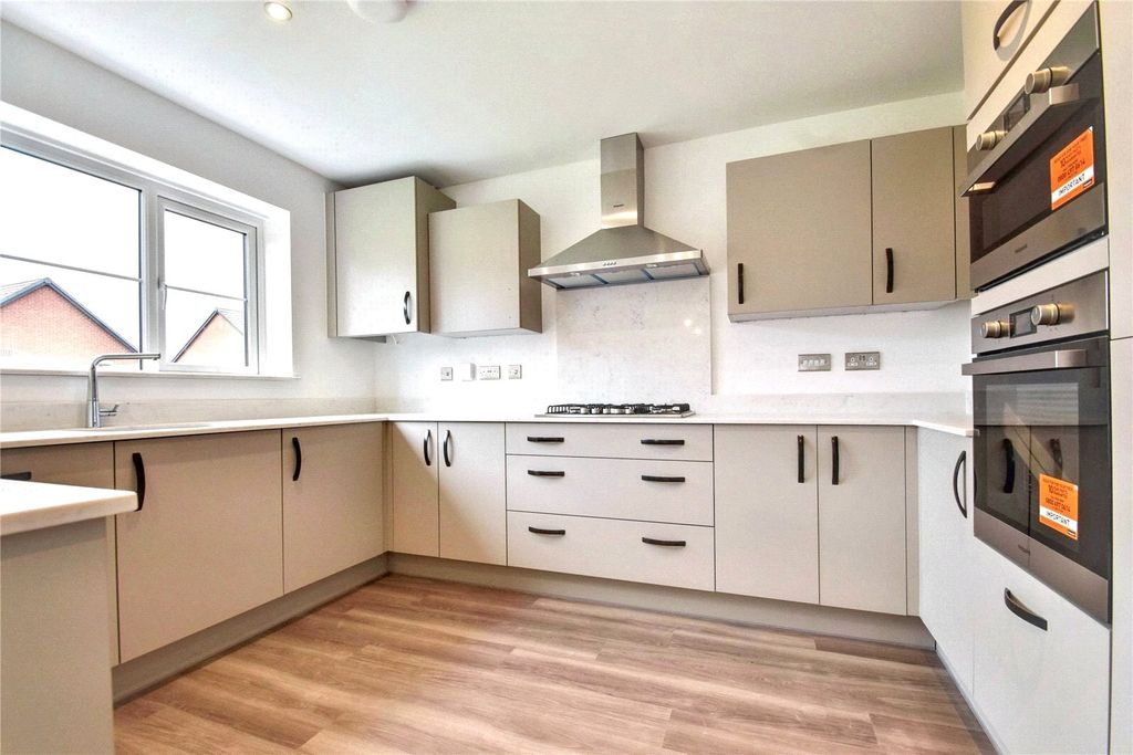 Property photo 3 of 11 Kitchen