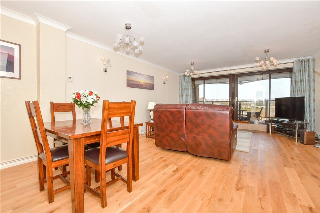 Property photo 3 of 12 Lounge/Diner