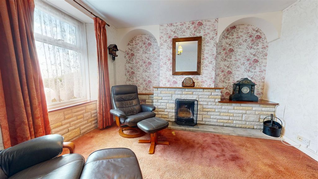 Property photo 3 of 32 Living Room