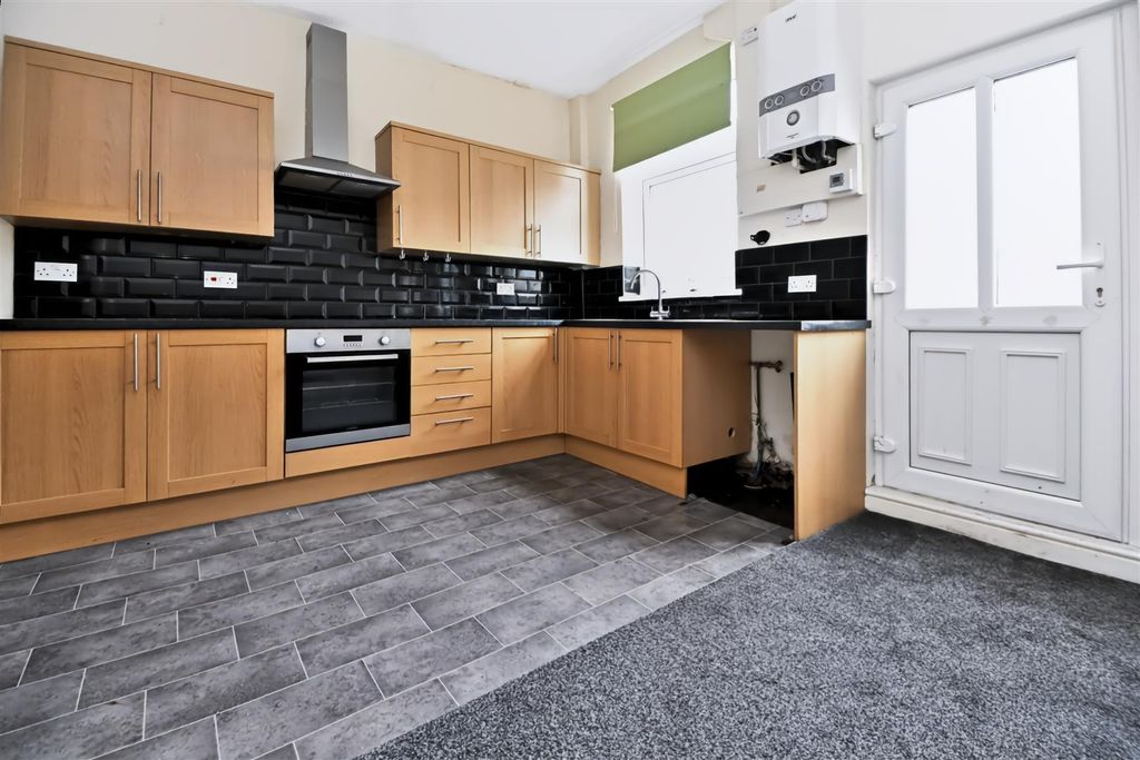 Property photo 3 of 11 139 Stanley Street Dining Kitchen (2).Jpg