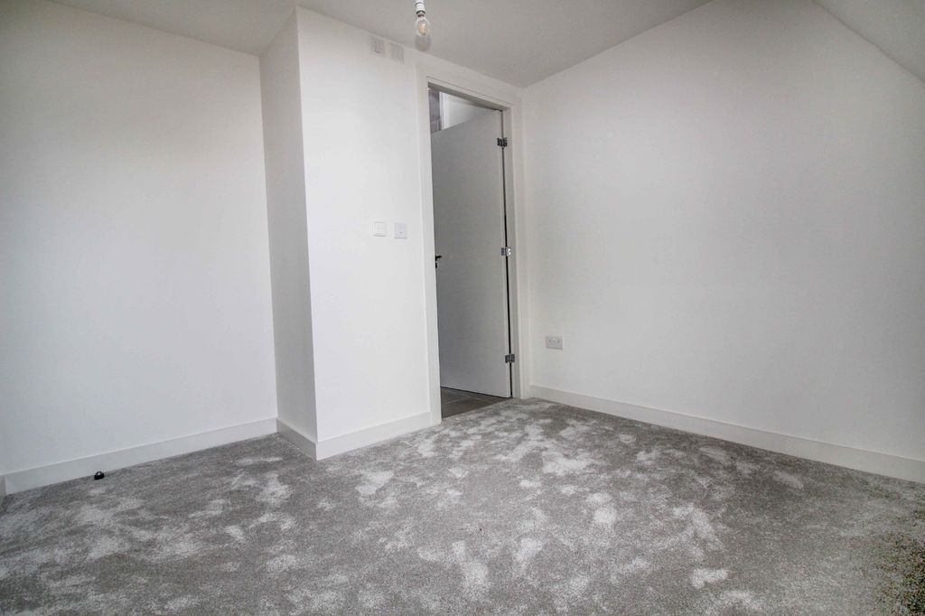 Additional image 5 of 3 bed flat to rentPrewetts Mill, Mill Bay Lane, Horsham RH12