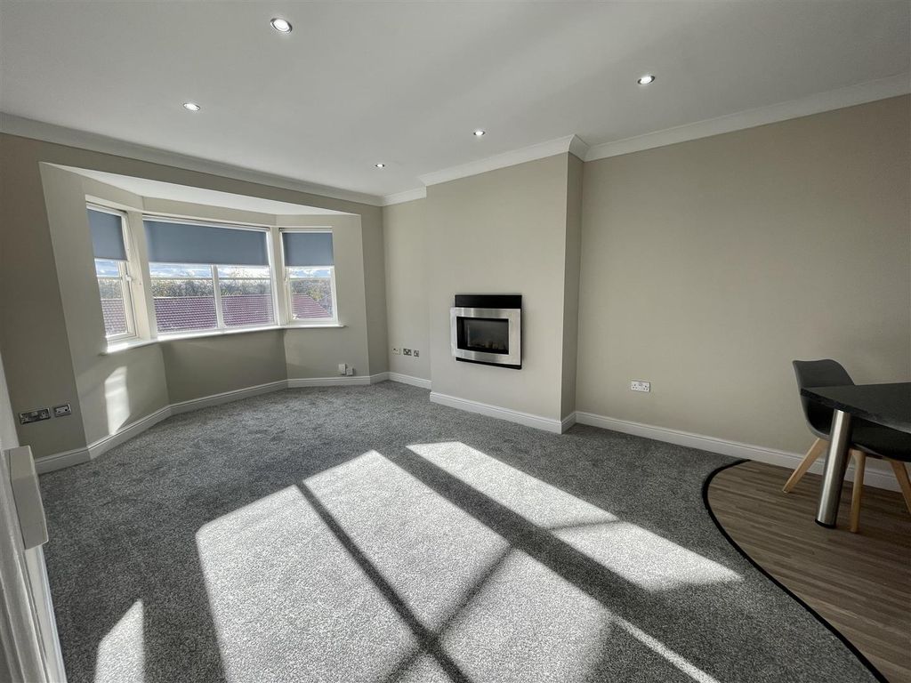 Property photo 2 of 18 Lounge