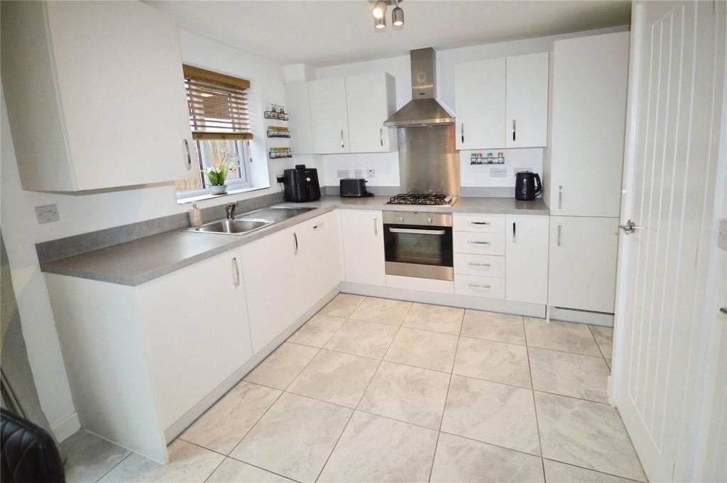 Property photo 2 of 16 Kitchen/Dining Room