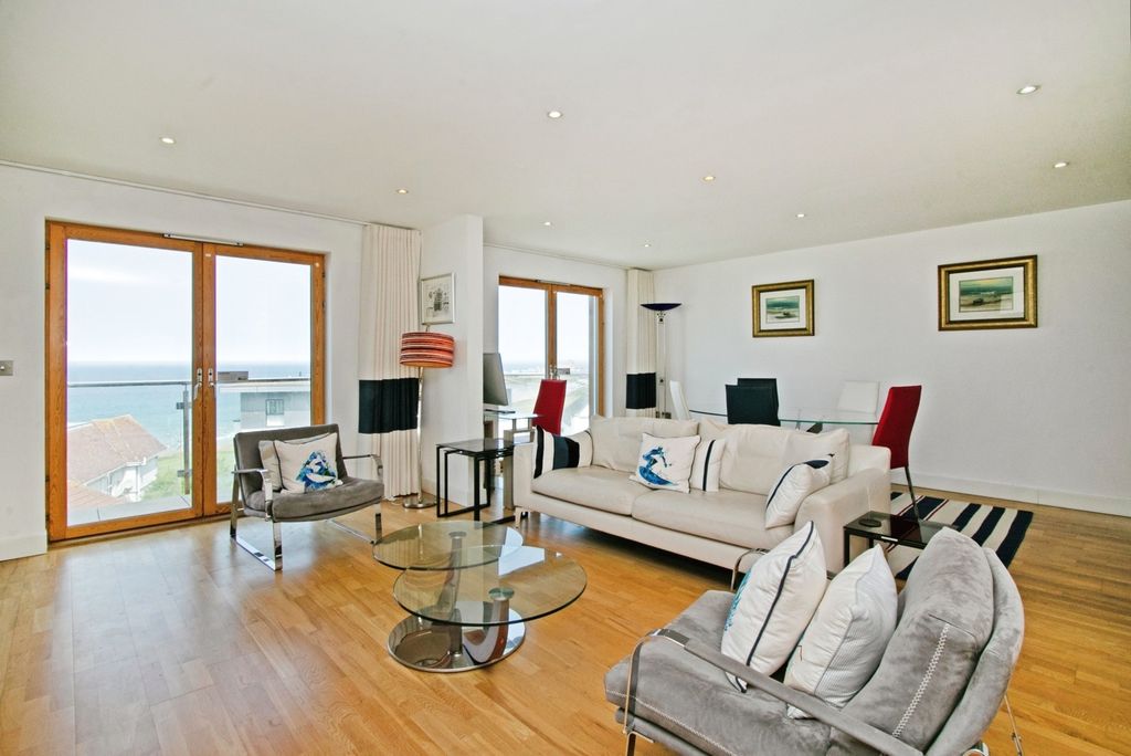 Property photo 3 of 45 Living Room