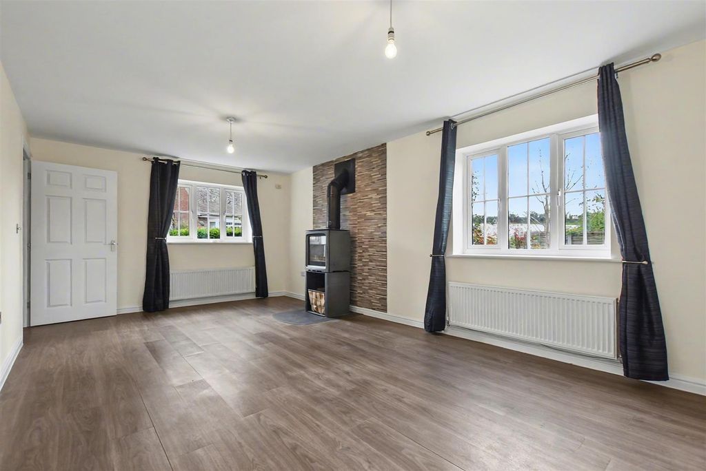 Property photo 3 of 21 Living Room..Jpg