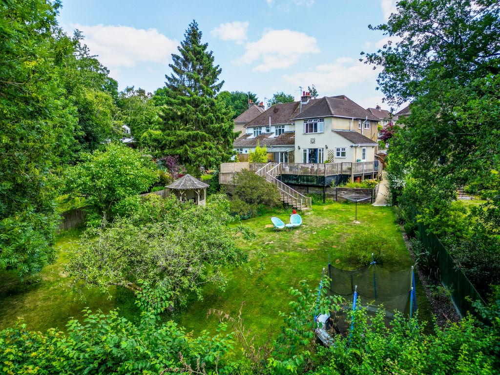 Property photo 1 of 31 Olivers Close, Potten End, Berkhamsted