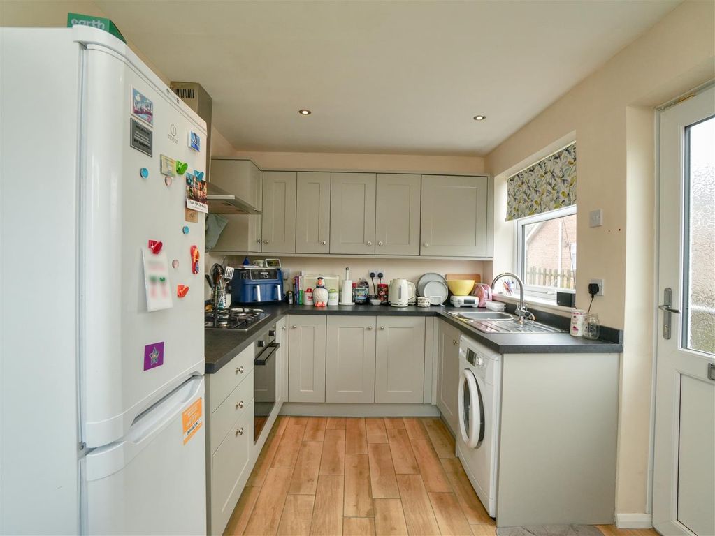 Property photo 3 of 9 Kitchen