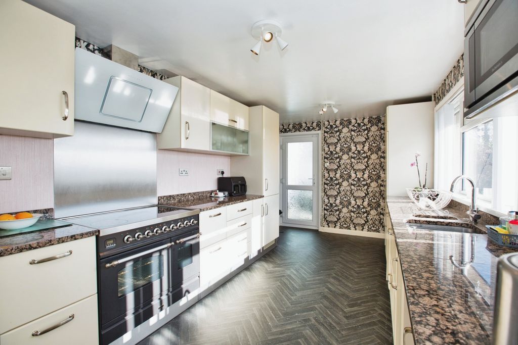 Property photo 3 of 19 Kitchen