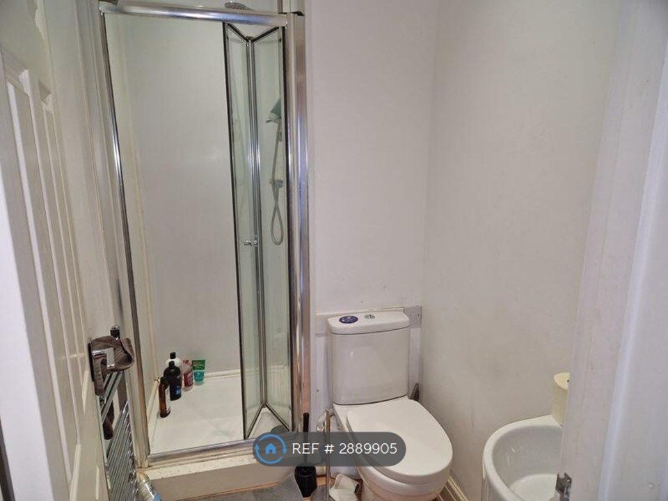 Property photo 3 of 10 Shower/Wc 2