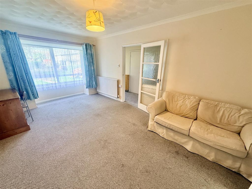 Property photo 3 of 12 Lounge