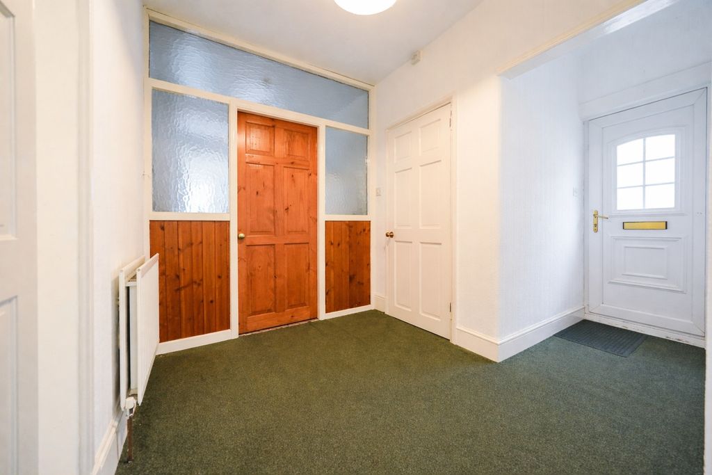 Property photo 3 of 16 Entrance Hall