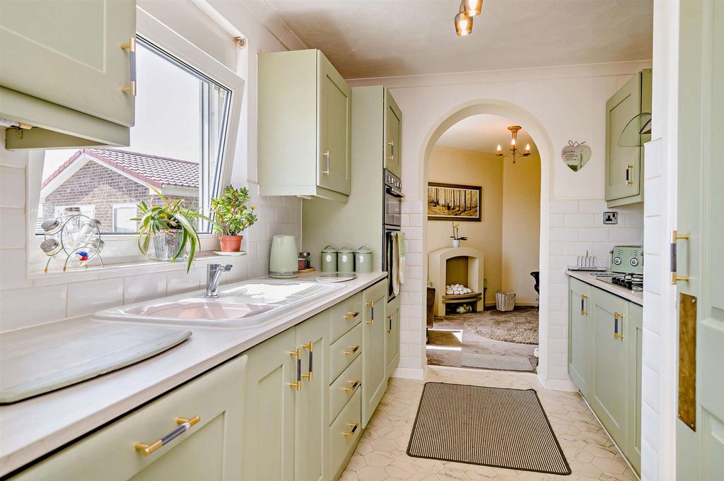 Property photo 2 of 18 8692320-Interior10-800.Jpg