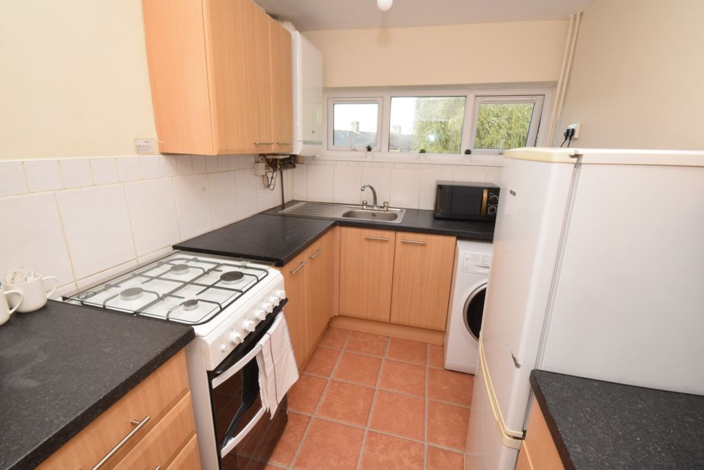 Property photo 3 of 10 Kitchen