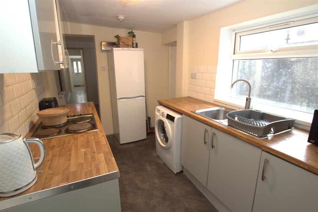 Property photo 2 of 12 14 Outram Kitchen 2 .Jpg