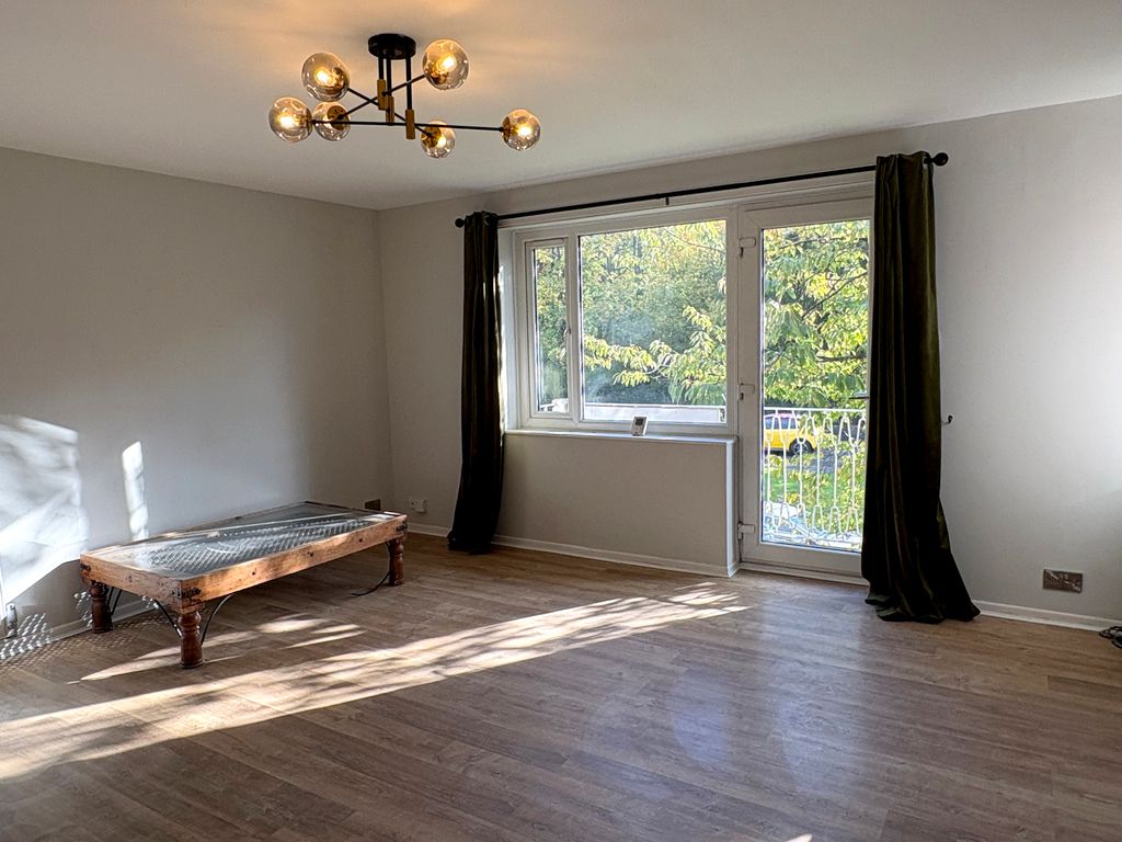 Property photo 3 of 10 Image00021