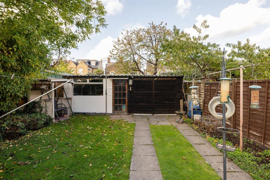 Property photo 2 of 27 Chelmsford Road, E18