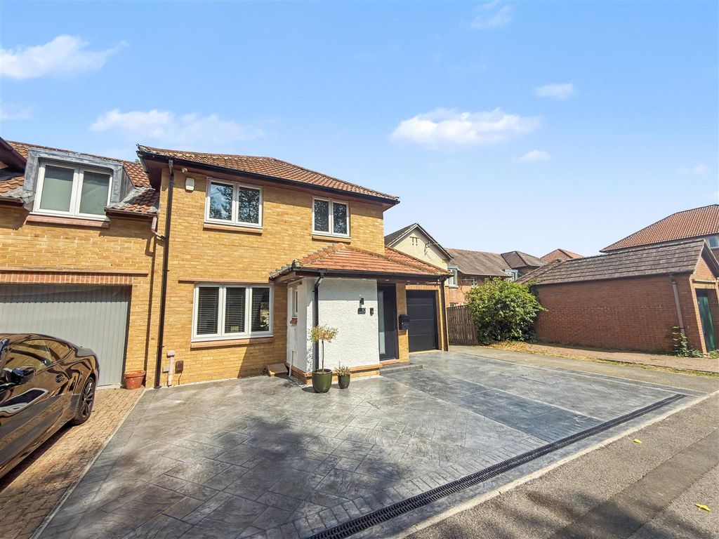 Property photo 1 of 13 Externally