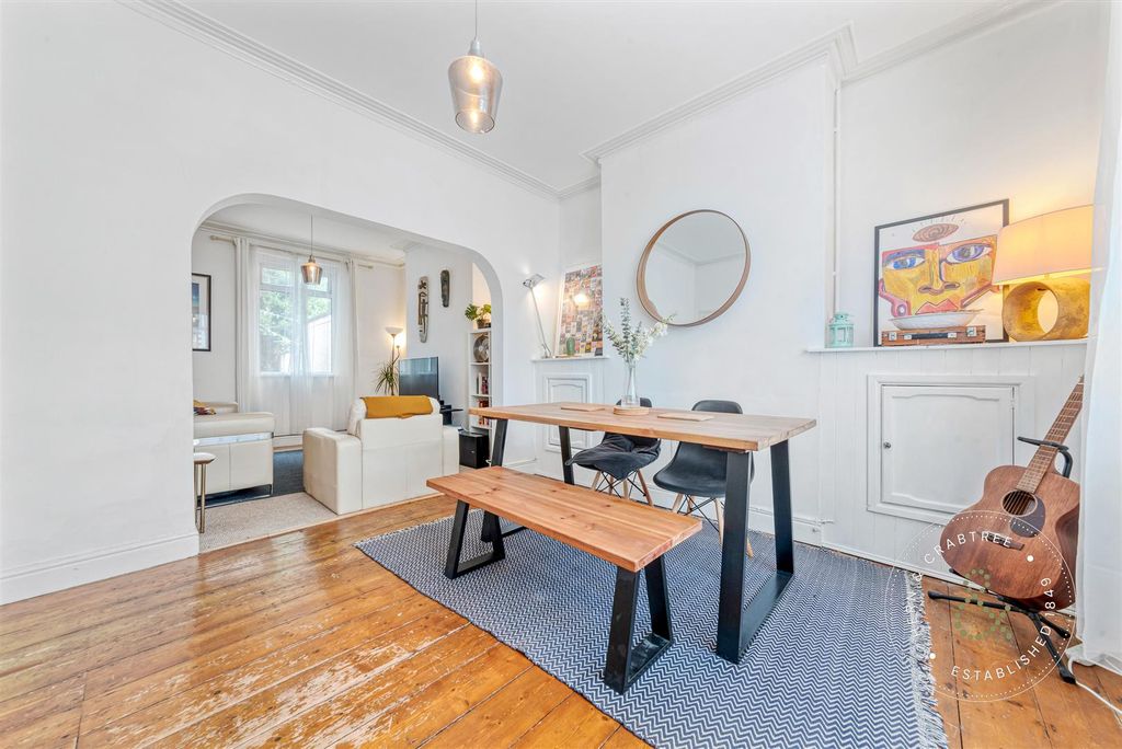 Property photo 2 of 37 Cecil-Street-05.Jpg