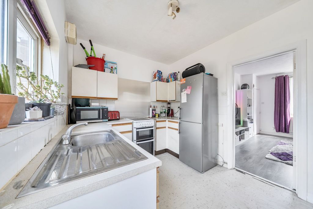 Property photo 3 of 17 Kitchen