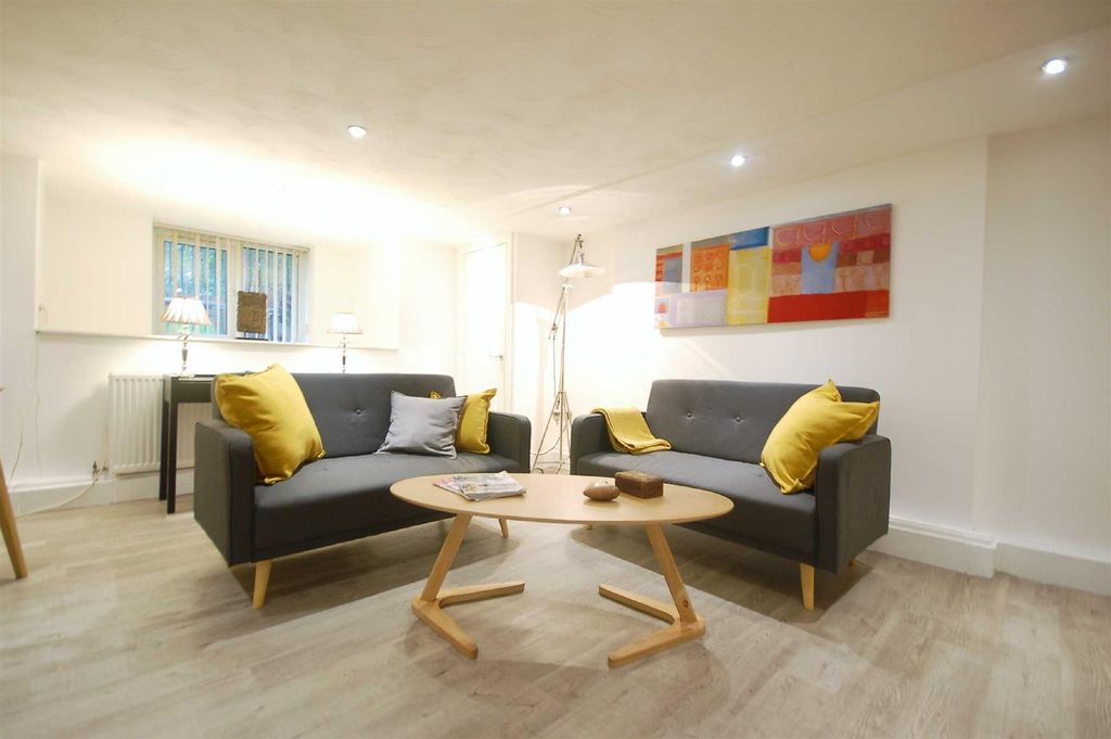 Property photo 2 of 10 Lounge