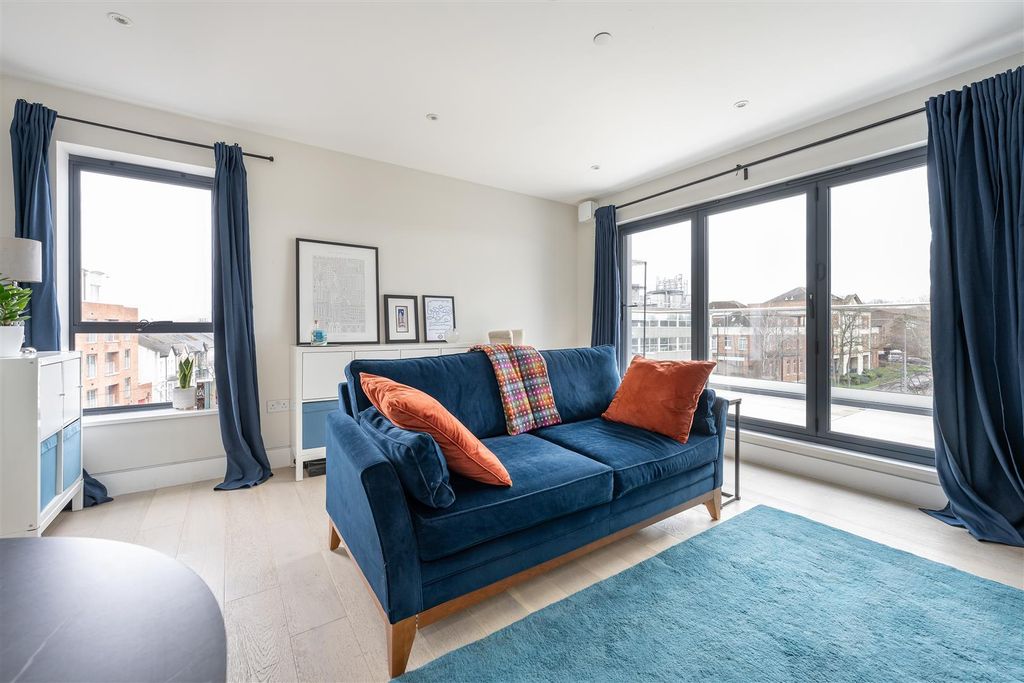 Property photo 2 of 24 Church Hill, E17