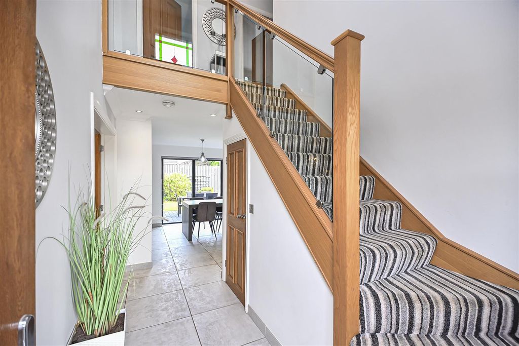 Property photo 3 of 36 2 St Mary's Court Entrance Hall.Jpg