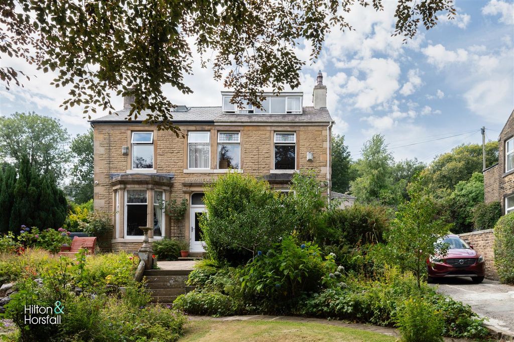 Property photo 1 of 32 Brooklands Road