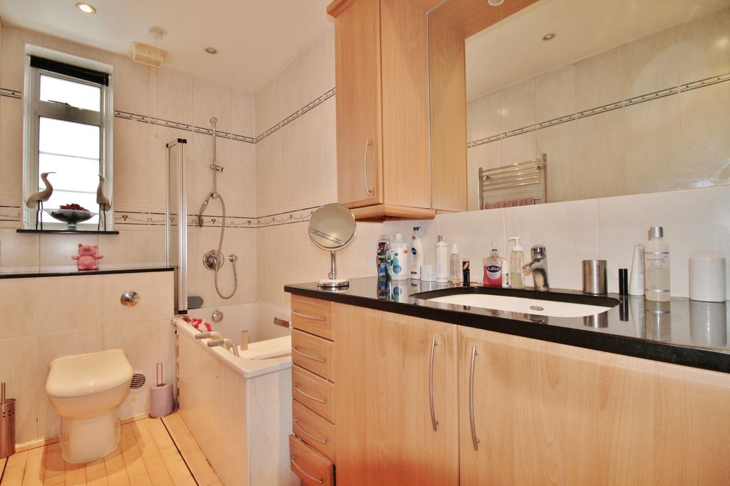 Property photo 3 of 12 Photo 7