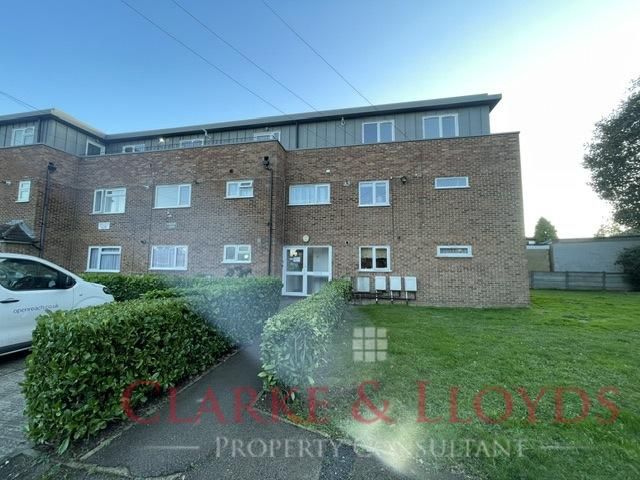 Property photo 1 of 13 Beautiful Two Bed And A Box Room In William Court, Ig6