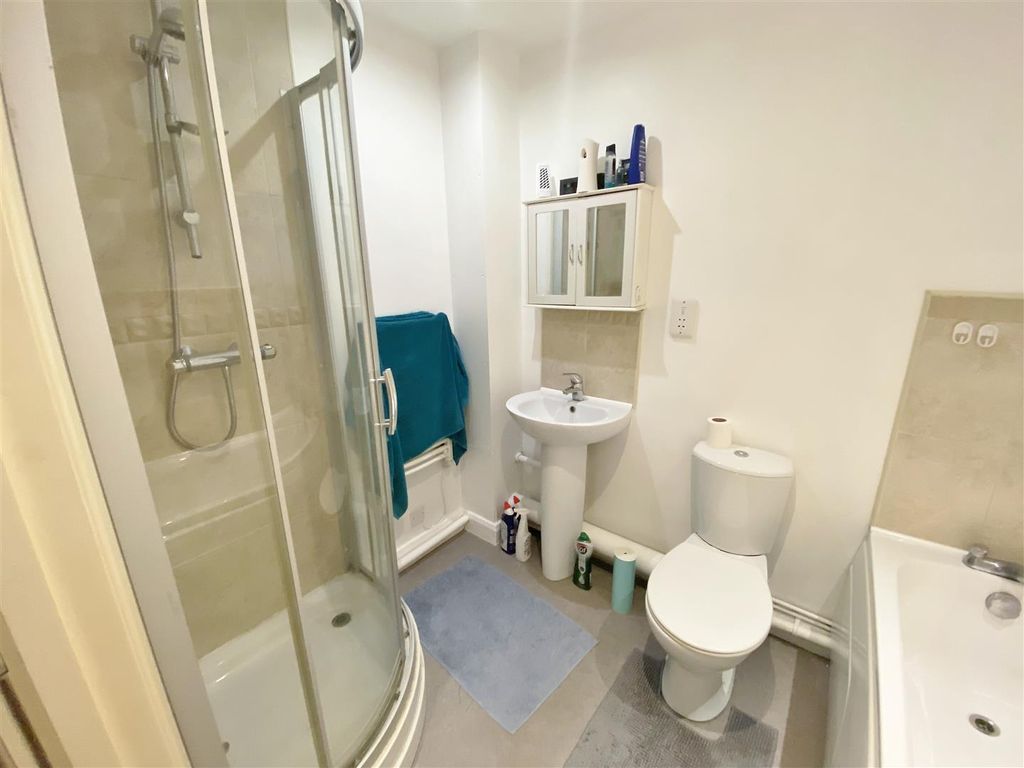 Property photo 3 of 8 Generic Bathroom