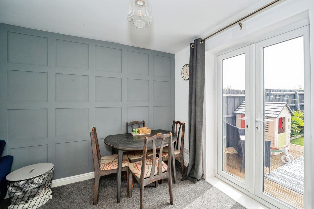 Property photo 3 of 16 Dining Area