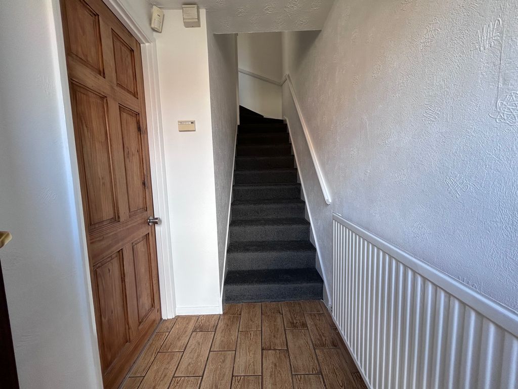 Property photo 2 of 7 Hallway