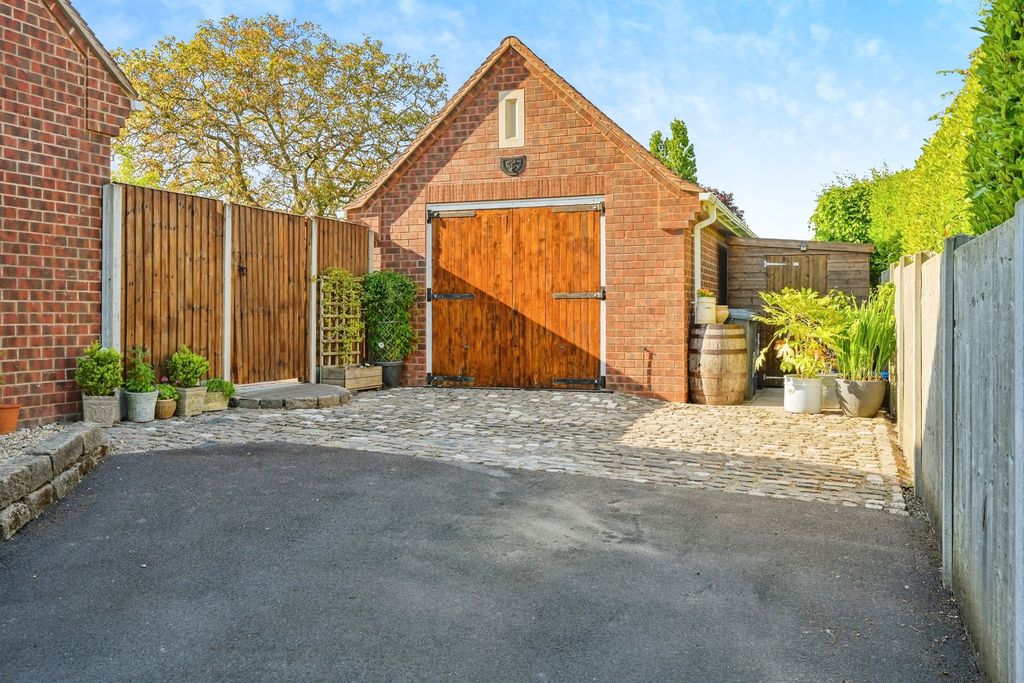 Property photo 2 of 18 Detached Garage: