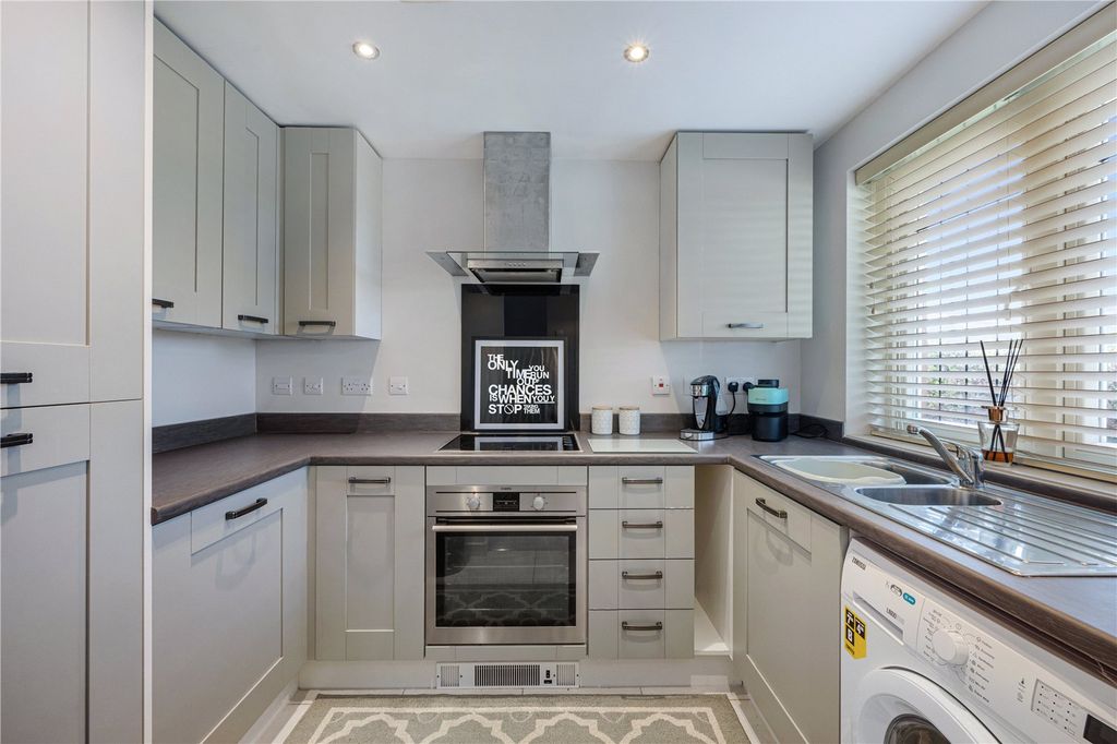 Property photo 2 of 11 Kitchen