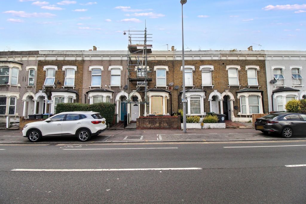 Property photo 2 of 9 Ground Floor Flat, 393 High Road, London E11 4Jt