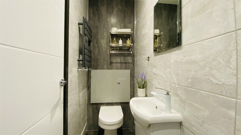 Property photo 2 of 10 En-Suite