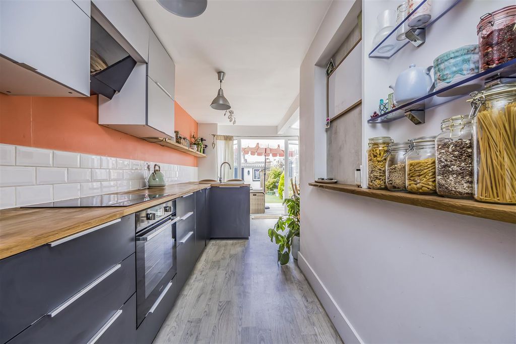 Property photo 3 of 23 44 Alver Road, Fratton-Porticomarketing-Soldby-17.