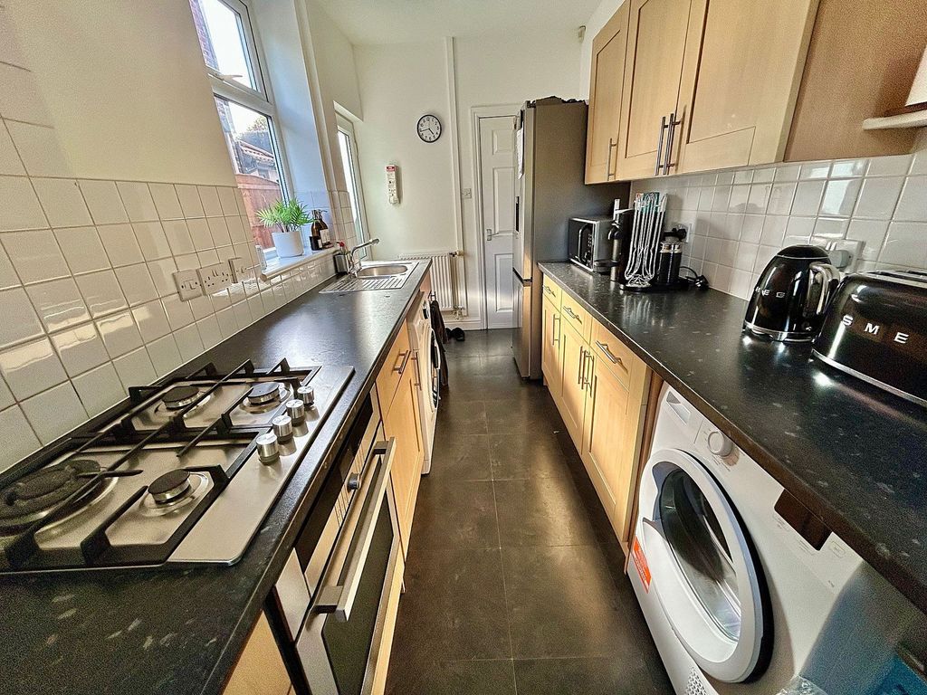 Property photo 3 of 19 Kitchen