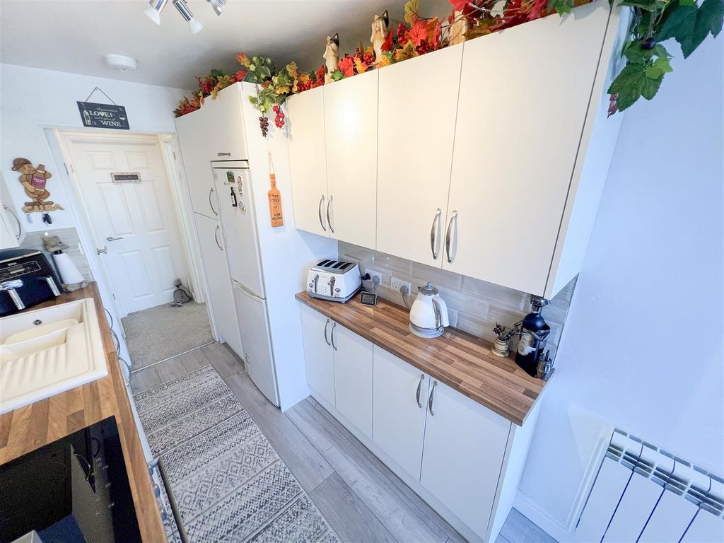 Property photo 3 of 7 Kitchen